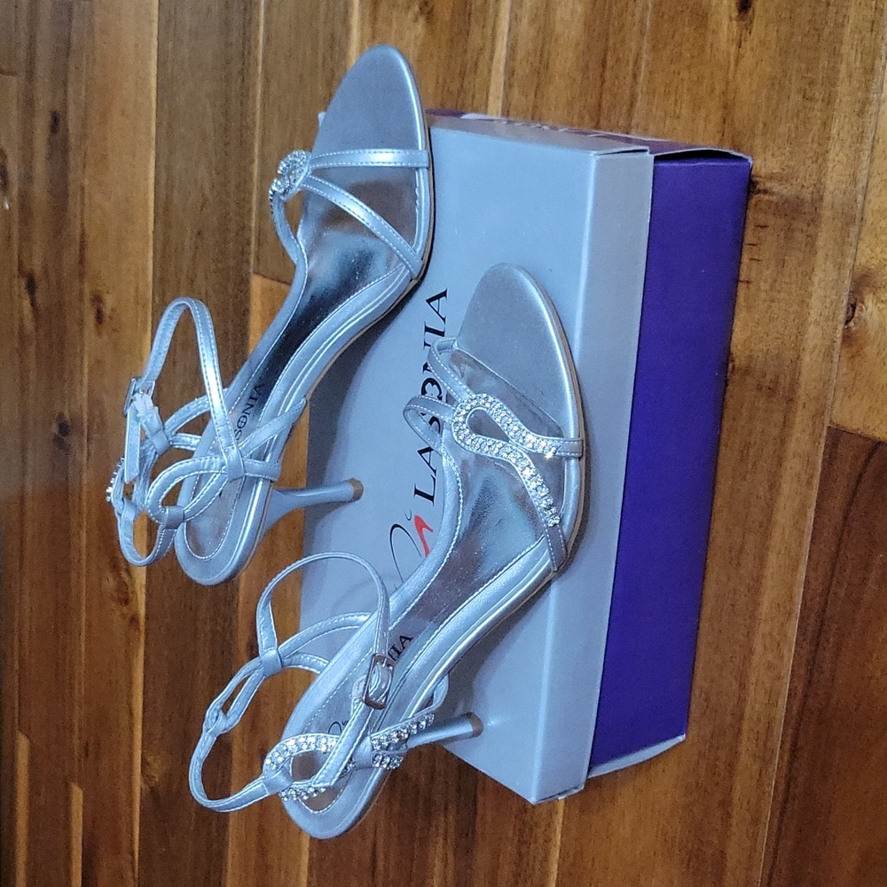 Silver sandal sz7 w/dazzling embezzlements